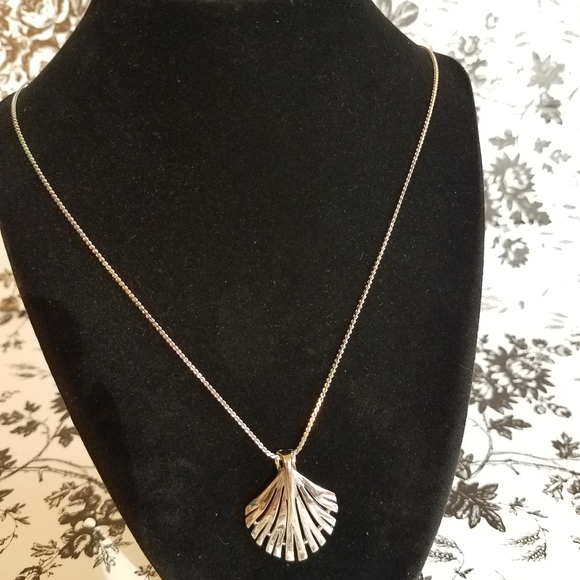 Jewelry - Silvertone shell necklace jp20